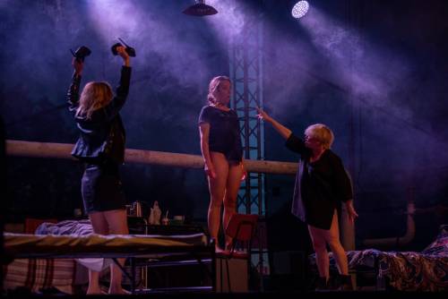 Zdjęcie przedstawia spektakl Emigrantki, który odbył się w ramach cyklu wydarzeń Faktoria Kultury 2022 w Pruszczu Gdańskim